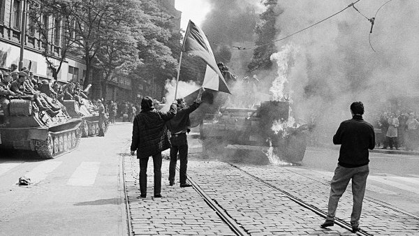 Nejutajenější zrádce z roku 1968 pustil Rusy do rozhlasu. Šlo o připravenou akci KGB?