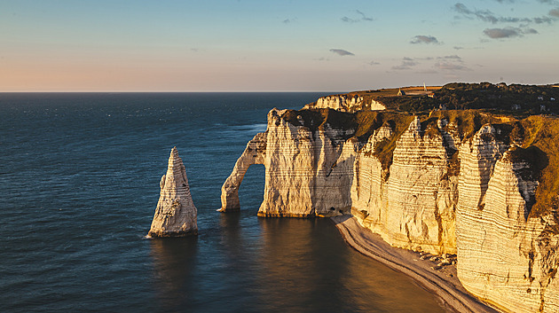 Útesy, chrámy a pohnuté dějiny. Kouzlo Normandie dotvořili Monet i Perreto