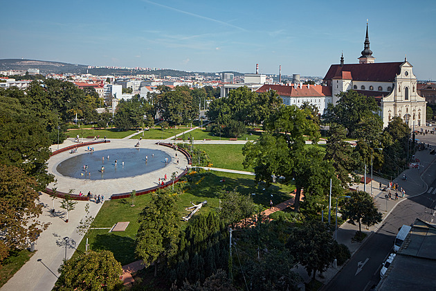 Brno má své moře. V opraveném parku u fontány se můžete válet i si hrát