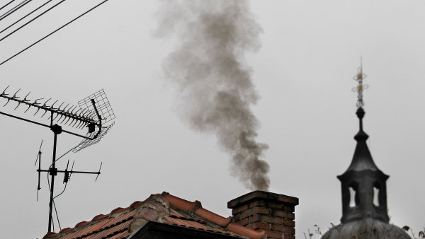 Poslední dny na výměnu starého kotle. Od září začnou za čoudící komín padat pokuty