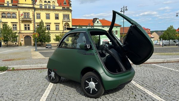 Vejce s dveřmi lednice je zpět. Nejhlučnější, nejbláznivější, ale taky nejsympatičtější elektroautíčko, které dnes na silnici potkáte