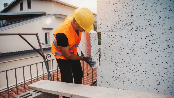 Pravidla pro zelené dotace se opět změní. Získat peníze na dům po babičce může být těžší