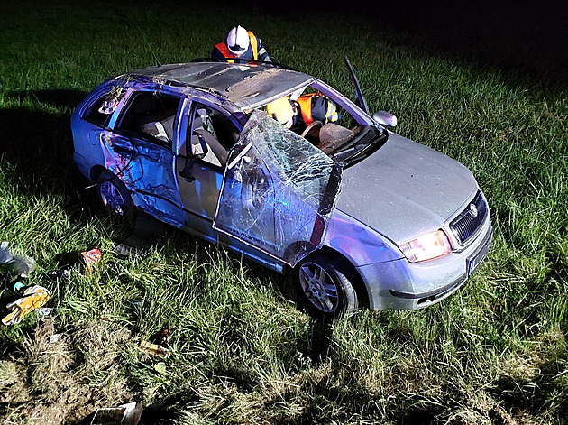 Mladík se s fabií otřel o strom, auto šlo přes střechu. Zranili se čtyři lidé