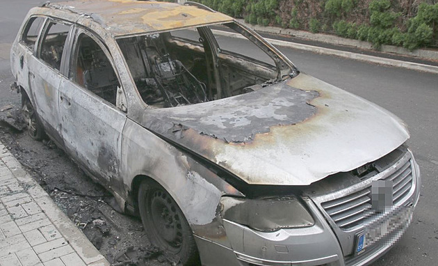 Muž zapálil ze msty sokovi auto. Koupil benzin a dojel k němu taxíkem