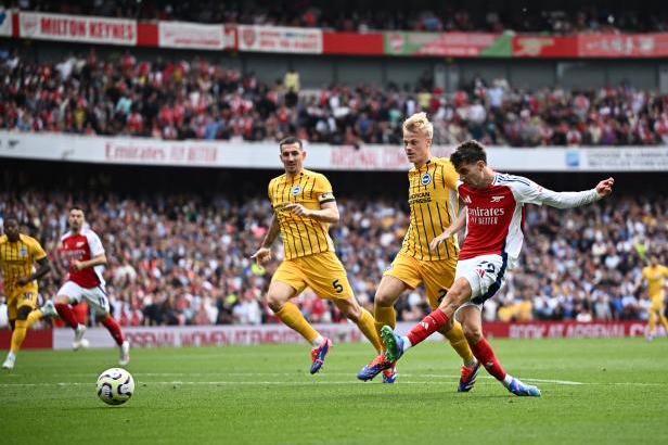 

Arsenal remizoval s Brightonem, většinu druhého poločasu dohrával v deseti

