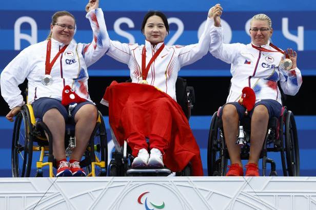 

Medailový ceremoniál s českými lukostřelkyněmi

