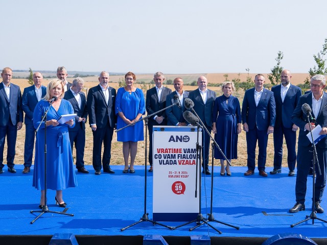 ANO odstartovalo kampaň před volbami na poli. Slibuje vrátit, co vzala Fialova vláda