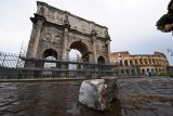 Blesk při prudké bouři poškodil Konstantinův oblouk v Římě