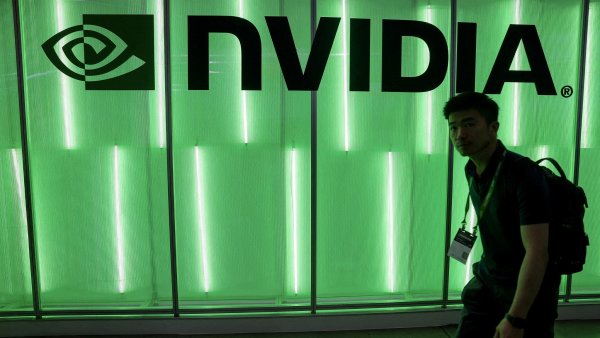 Čipový gigant Nvidia utrpěl historicky rekordní propad a stahuje s sebou i konkurenci. Investoři se bojí americké recese