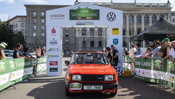 Ostalgie se vším všudy. V nejlepší oranžové škodovce s motorem vzadu na startu veteránské rallye