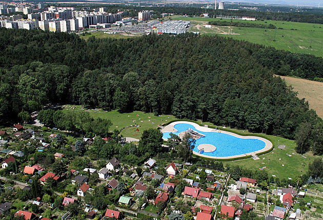 Zavřené koupaliště rozezlilo Kladeňany. Teď už není personál, vysvětluje město