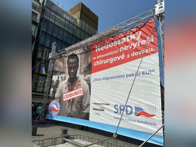 Nejen rasistické, ale i podvodné. Okamurův billboard na Václaváku vyvolal vlnu rozhořčení