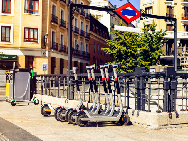 Z madridských ulic zmizí elektrické koloběžky, k jejich omezení se schyluje i v Praze