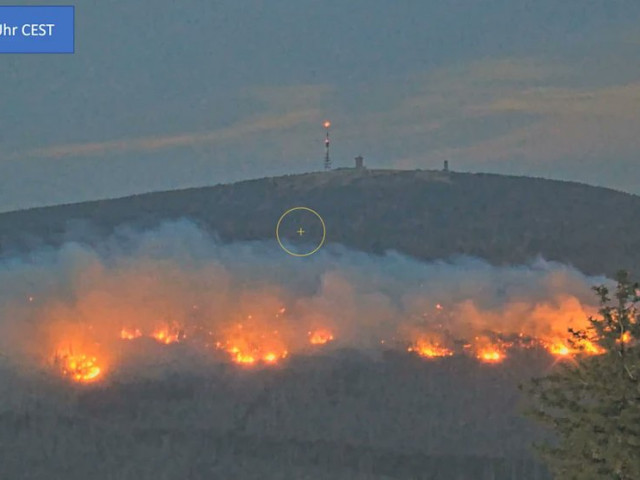 Německou horu Brocken zachvátil masivní požár, vodu tam dopravují letadla i vrtulníky