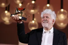 Ve vedlejším pokoji zemřu. Benátský festival ovládl Pedro Almodóvar