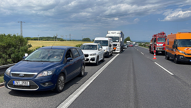 Dálnici D8 uzavřela nehoda tří aut, dvě osoby převezli do nemocnice