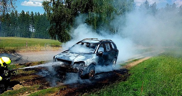 Hořela dvě auta, stodola, dům i stromy. Pardubičtí hasiči měli napilno