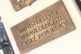 V Česku se podle detektivů ve velkém perou špinavé peníze. Resort spravedlnosti chystá nový zákon