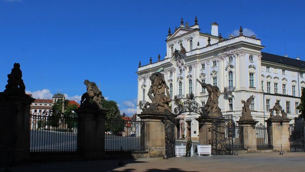 Kriminalisté zasahují na pražském arcibiskupství. Podle státních zástupců mají podezření na machinace s pozemky