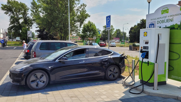 Končí operativní leasingy elektroaut, o kterých má smysl přemýšlet. Zatuhlý domácí trh s ojetými vozy ale nerozhýbou, poptávka je žalostná