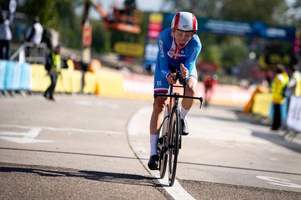 

Šumpíkovi utekl juniorský bronz o tři vteřiny. Titul mezi ženami získala Lotte Kopecky, mezi muži Affini

