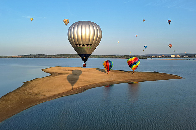 Stává se to už závislostí, komentují nadšení piloti slet balonů u Rozkoše