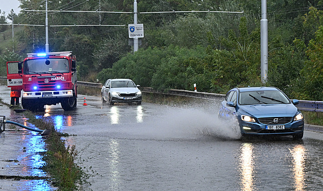 Brnu hrozí stoletá voda, na niž není připraveno. Hasiči evakuovali chatovou oblast