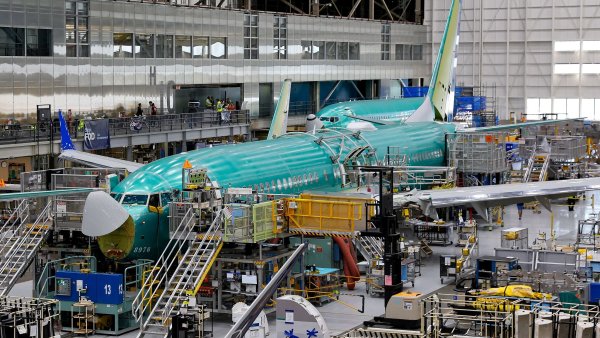 Pekelných 37 dní nového šéfa Boeingu zakončila stávka. Ohrozí dodávky klíčových letadel 737 Max