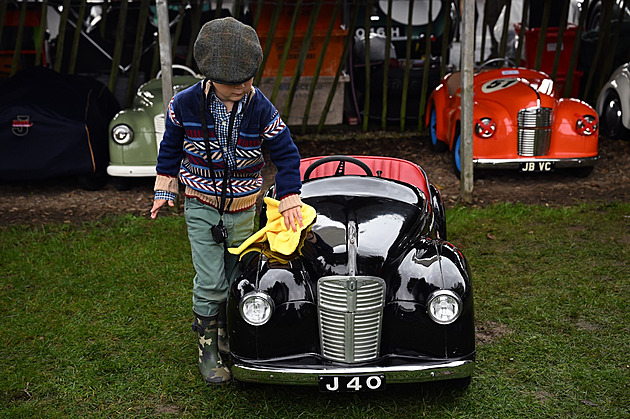 Šaty po babičce, tanky na startu a děti, šlapejte! Retrofestival po anglicku