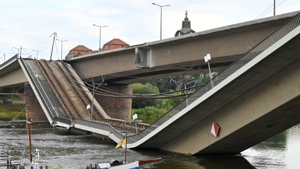 V Drážďanech spadla do Labe další část zříceného mostu Carolabrücke. Zbytek konstrukce může ohrozit velká voda