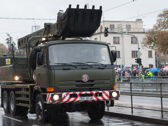 Armáda uvedla své složky do pohotovosti, vojáci už zasahovali ve Strakonicích