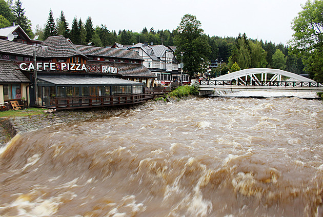 Opusťte Špindl, vyzval turisty starosta. Bouřící Labe ohrožuje silnici i most