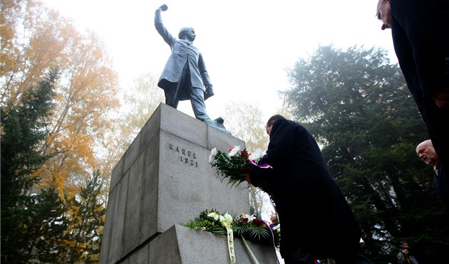 V nadživotní velikosti. Havlíčkův pomník stojí v Brodě už 100 let