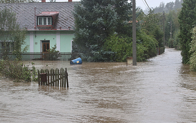 Apokalyptická cesta. Zatopené Jeseníky zažili redaktoři iDNES.cz na vlastní kůži