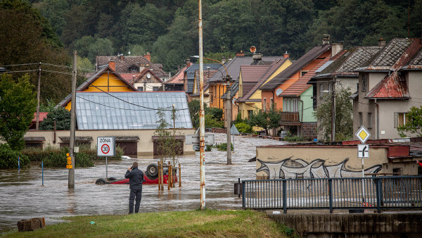 Byla to chvilka. Je tu víc vody než v roce 1997, říkají v zatopených Hanušovicích