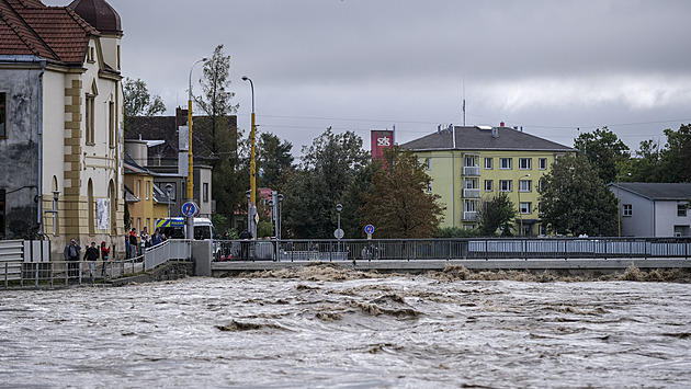 Krize v Opavě se prohlubuje, v další městské části hrozí protržení říční hráze