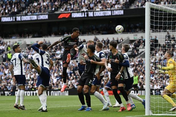 

Gabrielova hlava rozhodla londýnské derby. Tottenham se na odpověď nezmohl

