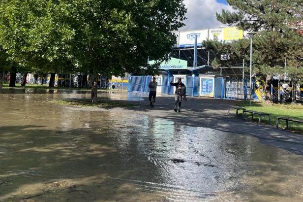 

Záplavy zasáhly i fotbalový stadion v Opavě, hřiště je pod vodou

