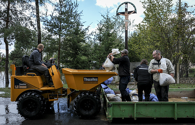 Nemáš pytle a písek? Materiálu pro bariéry je na Opavsku nedostatek