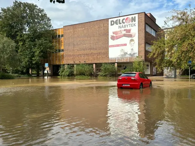 Opava dostává těžkou ránu. Stoletá voda bude kulminovat dnes večer