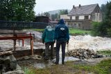 Pršet bude v Česku i v pondělí, srážkové úhrny ale budou nižší. Řeky se v noci ještě mohou zvedat