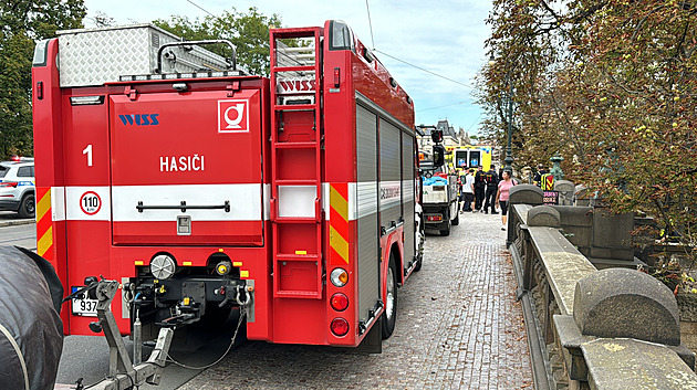 První případy vandalismu: zmizely šrouby ze zábran, hasičům vykradli auto