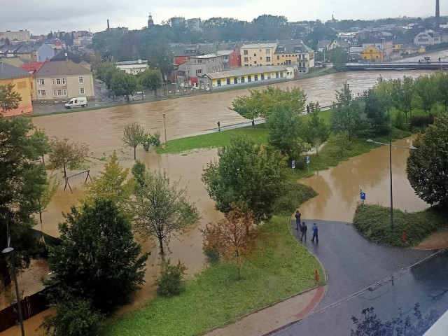 V Opavě se rozlila řeka na sídliště Kateřinky. „Je to horší než v roce 1997“