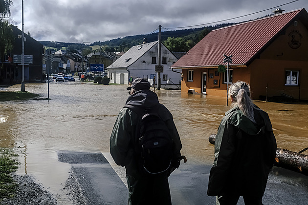 Záchranáři v noci utopili na Jesenicku sanitku, k pacientům jezdí člun