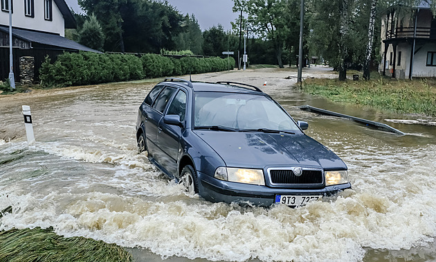 Záplavy ochromily dopravu. Řada silnic je zavřená, na železnici jsou milionové škody