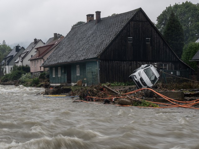 Česko ochromila stoletá povodeň. Jak a kde můžete pomoci?