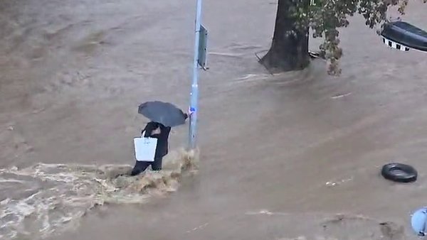 Křičeli jsme na lidi, ať do té vody nejdou, popisuje obyvatel Jeseníka, který natáčel zkázu ve svém městě