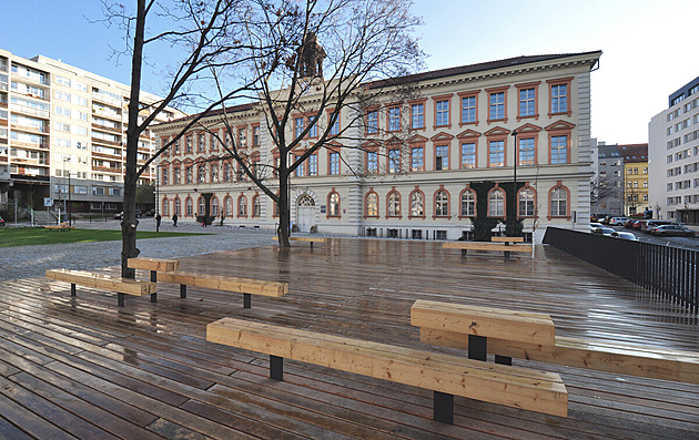 Místo nelegálního parkoviště má pražský Žižkov příjemný park s fontánou