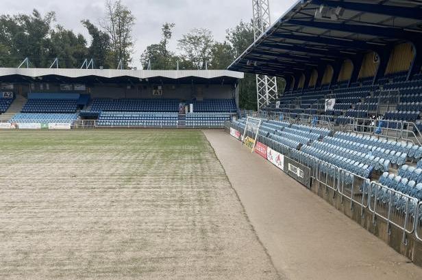 

Hřiště na stadionu v Opavě je pod vodou, duel s Prostějovem byl odložen

