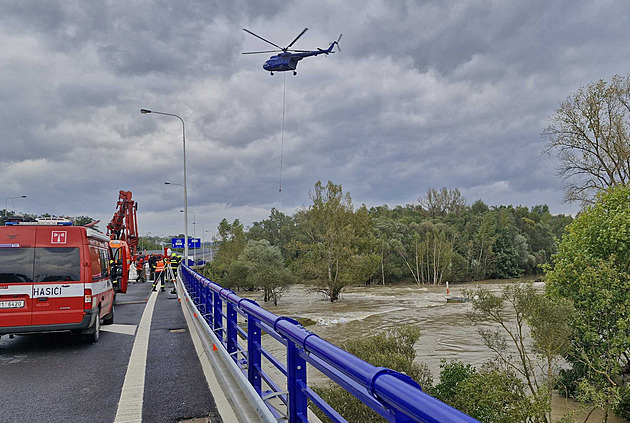 Ostrava sestřeluje pytle s pískem. Chce vytvořením hráze zachránit město